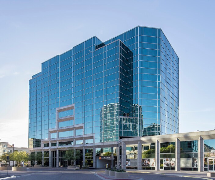 2575 E Camelback Rd, Phoenix, AZ à louer - Photo de l’immeuble – Image 2 sur 5