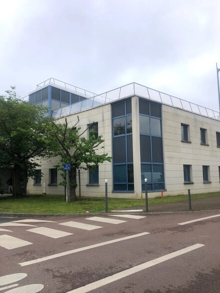 Local d’activités dans Croissy-sur-Seine à louer - Photo de l’immeuble – Image 2 sur 7