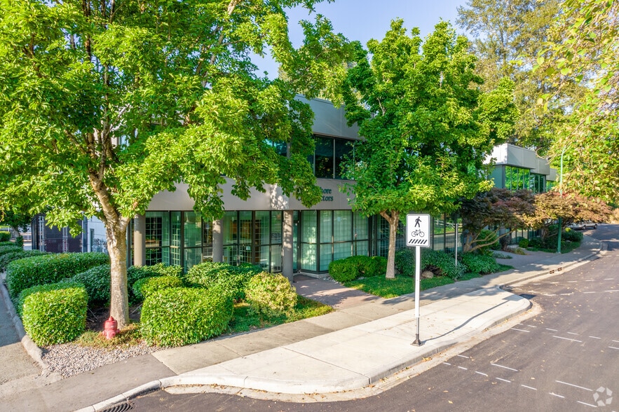 1000 Roosevelt Cres, North Vancouver District, BC à vendre - Photo principale – Image 1 sur 10