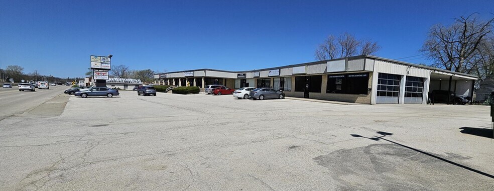 401-411 S Route 83, Grayslake, IL à vendre - Photo de l’immeuble – Image 1 sur 1