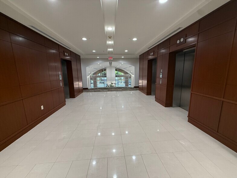 1560 Sawgrass Corporate Pkwy, Sunrise, FL à louer - Photo de l’immeuble – Image 2 sur 8