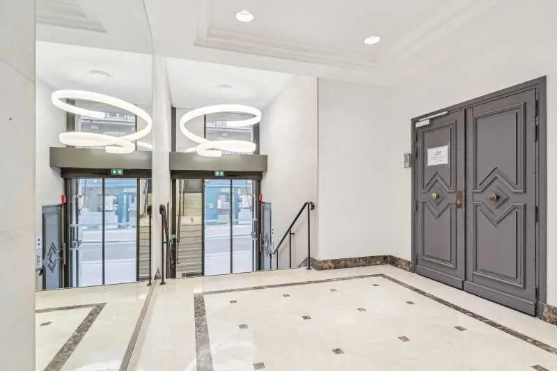 92 Rue D'Amsterdam, Paris à louer - Photo de l’immeuble – Image 3 sur 13
