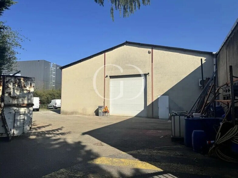 98 Rue Des Sources, Saint-Genis-Laval à louer - Photo de l’immeuble – Image 1 sur 7