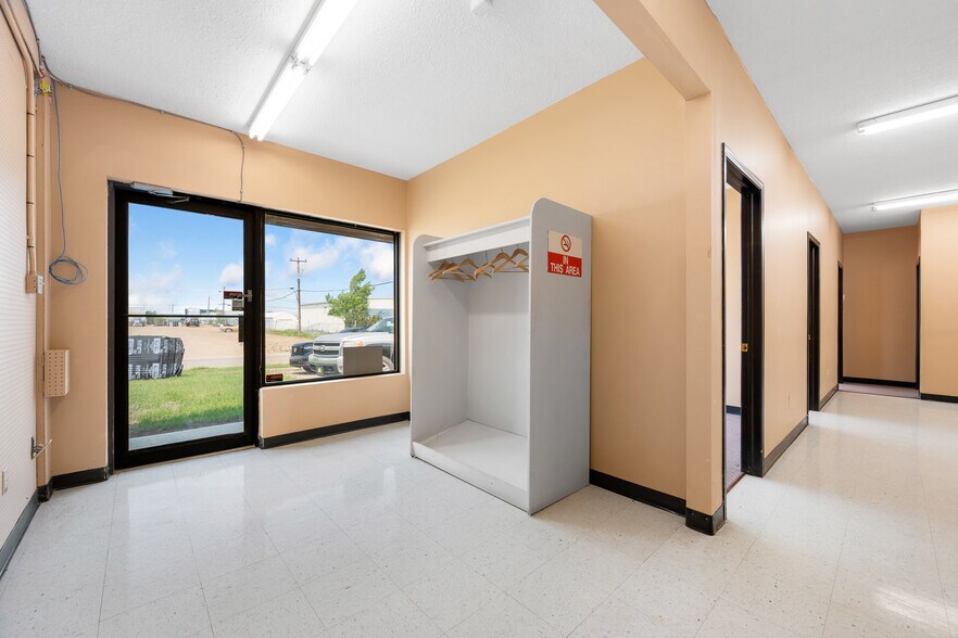 5201A 63 St, Lloydminster, AB à louer - Photo de l’immeuble – Image 2 sur 8