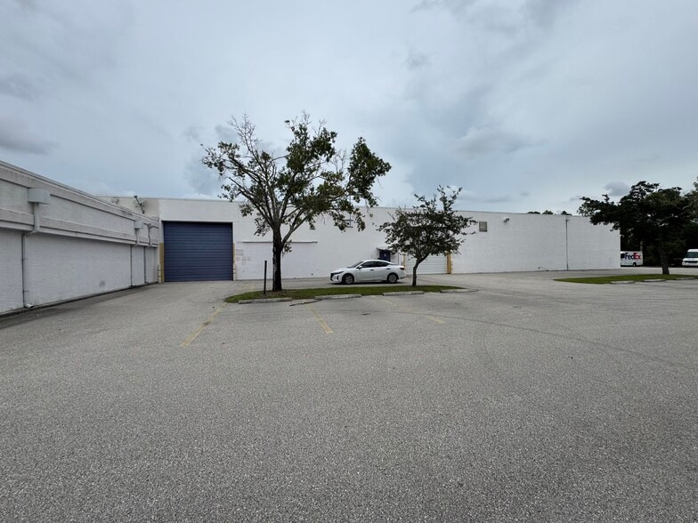 12501 Metro Pky, Fort Myers, FL à vendre - Photo de l’immeuble – Image 2 sur 7
