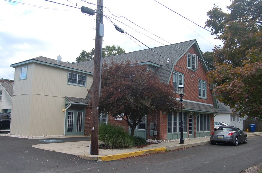 242 Wood St, Doylestown, PA à vendre - Photo de l’immeuble – Image 3 sur 9