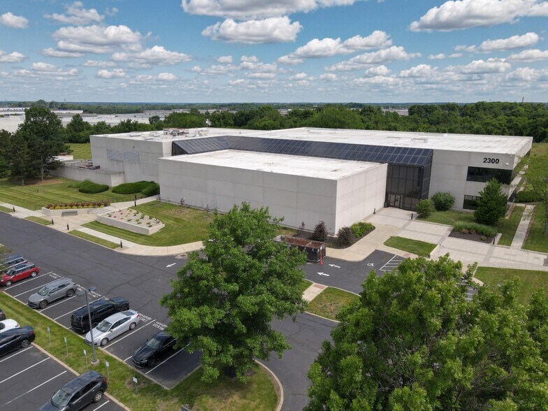 2300 Litton Ln, Hebron, KY à louer - Photo de l’immeuble – Image 2 sur 31