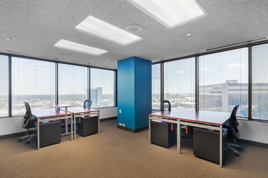 363 N Sam Houston Pky E, Houston, TX à louer - Photo intérieure – Image 3 sur 26