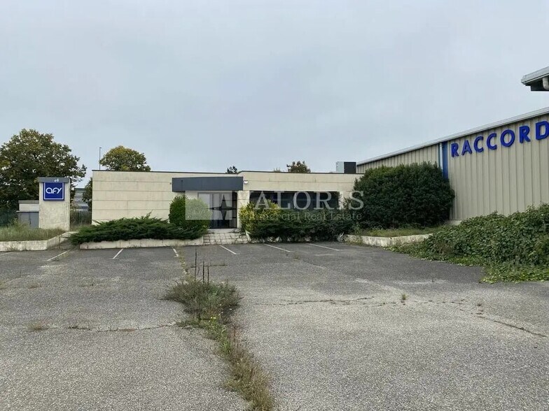 Local d'activités dans Saint-Quentin-Fallavier à vendre - Photo de l’immeuble – Image 1 sur 11