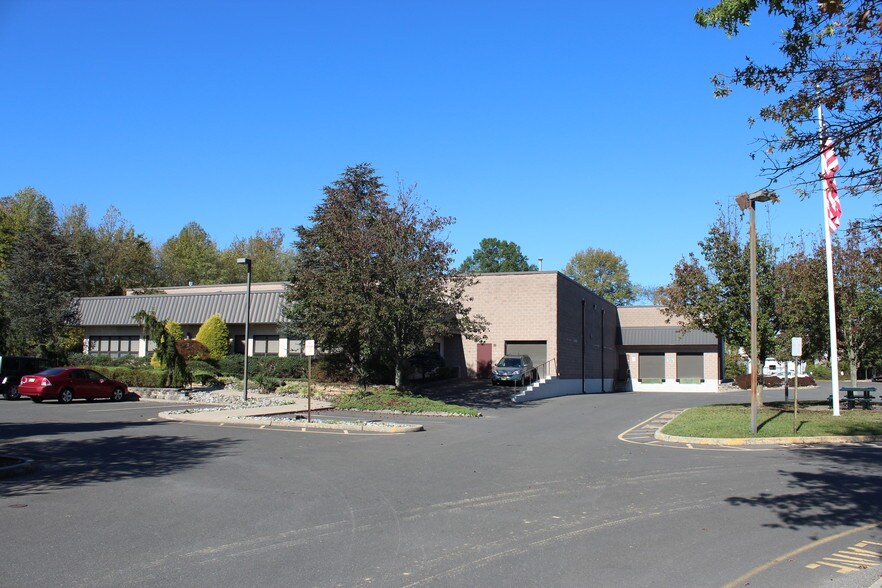 26 Haypress Rd, Cranbury, NJ à louer - Photo de l’immeuble – Image 2 sur 5