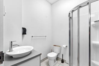 1155 Rue Saint-Charles O, Longueuil, QC à louer Photo intérieure– Image 1 sur 18