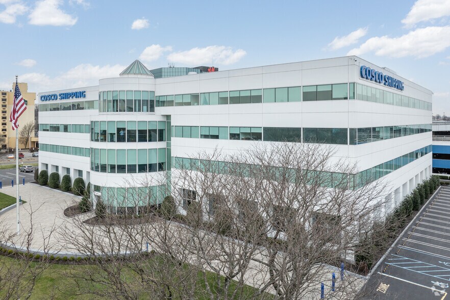 100 Lighting Way, Secaucus, NJ à louer - Photo de l’immeuble – Image 2 sur 5