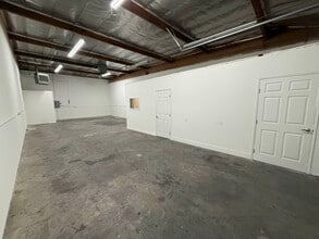 8100-8110 Remmet Ave, Canoga Park, CA à louer Photo intérieure– Image 2 sur 4