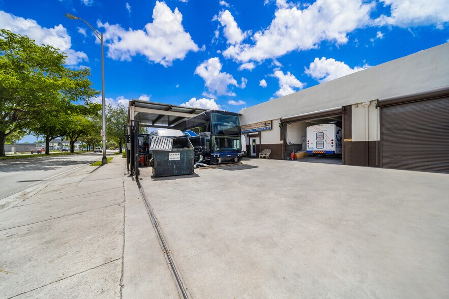 3082 NW 62nd St, Miami, FL à vendre - Photo de l’immeuble – Image 1 sur 69