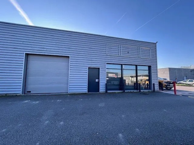 Local d’activités dans Châtenoy-en-Bresse à louer - Photo de l’immeuble – Image 2 sur 3