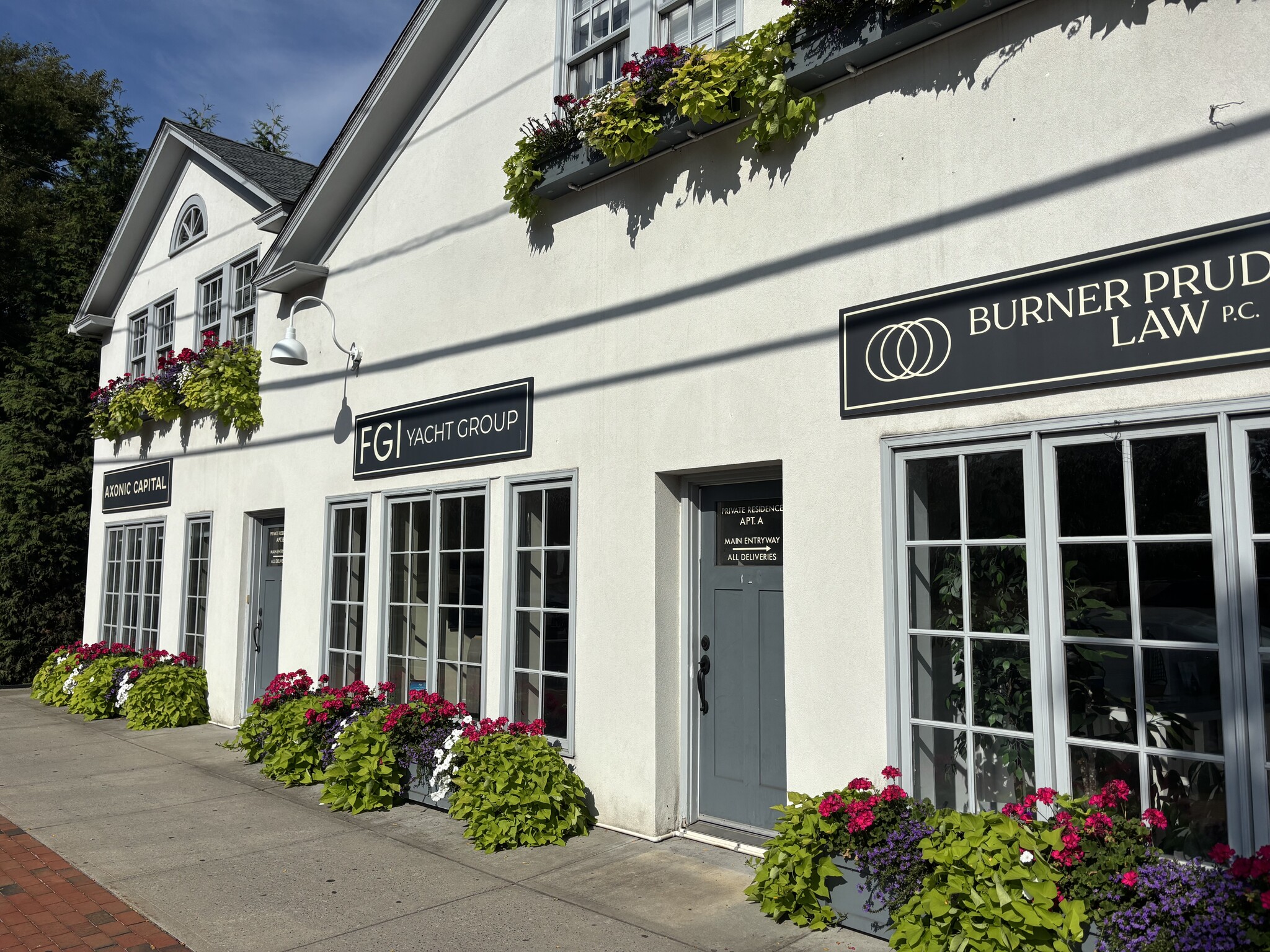 126-130 N Main St, East Hampton, NY à louer Photo de l’immeuble– Image 1 sur 5