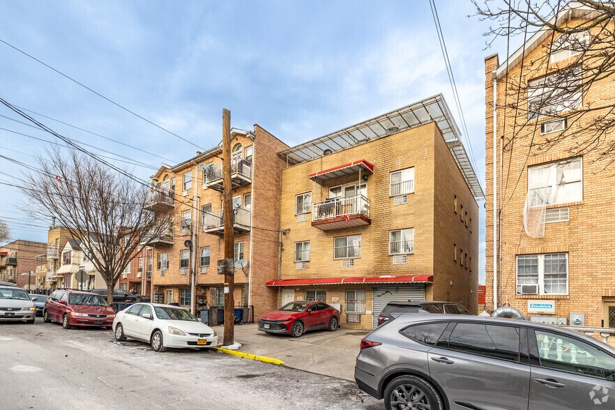 35-29 109th St, Corona, NY à vendre - Photo principale – Image 1 sur 5