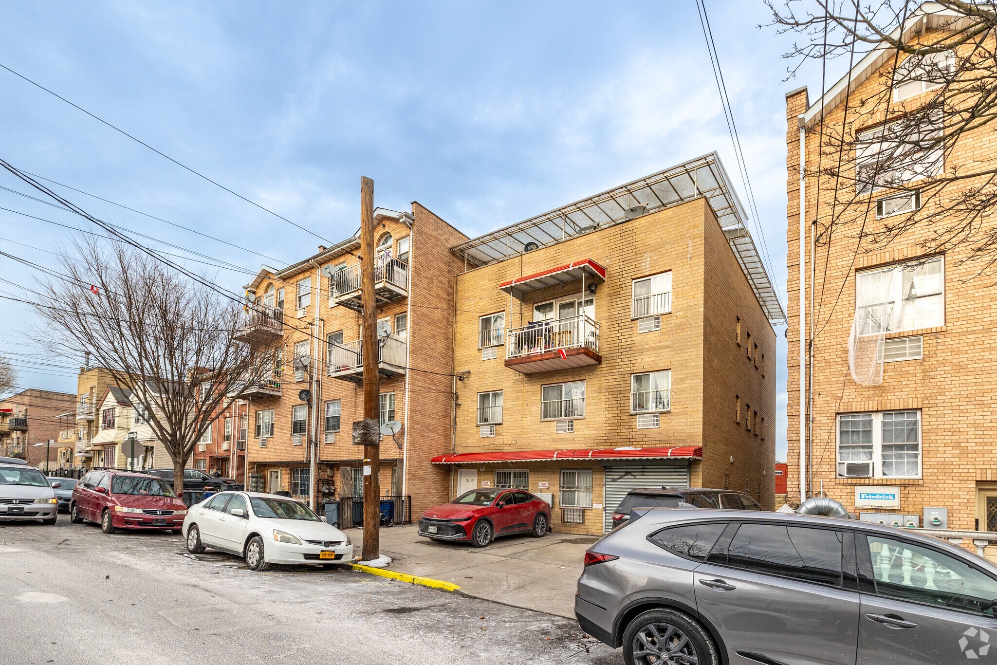 35-29 109th St, Corona, NY à vendre Photo principale– Image 1 sur 6
