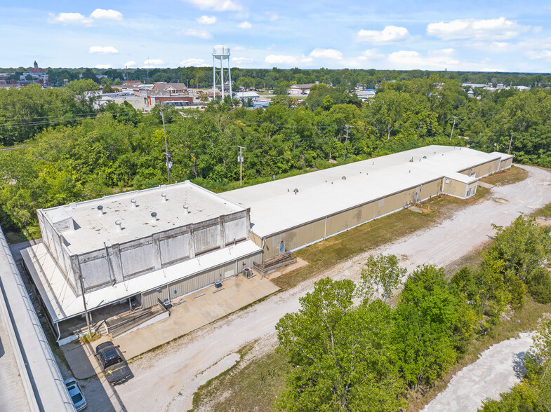 713 E Austin Blvd, Nevada, MO à louer - Photo de l’immeuble – Image 1 sur 36