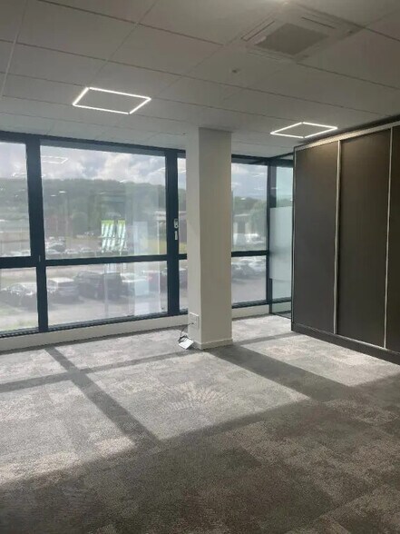 Bureau dans Châtillon-le-Duc à louer - Photo de l’immeuble – Image 3 sur 4