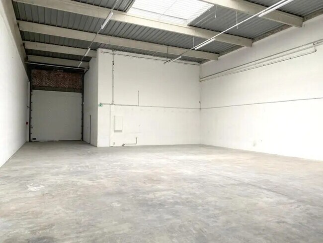 Plus de détails pour 24 Avenue Des Bethunes, SAINT-OUEN-L'AUMONE - Bureau, Local d'activités à louer