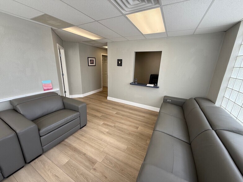 101 E New Haven Ave, Melbourne, FL à louer - Photo de l’immeuble – Image 3 sur 10