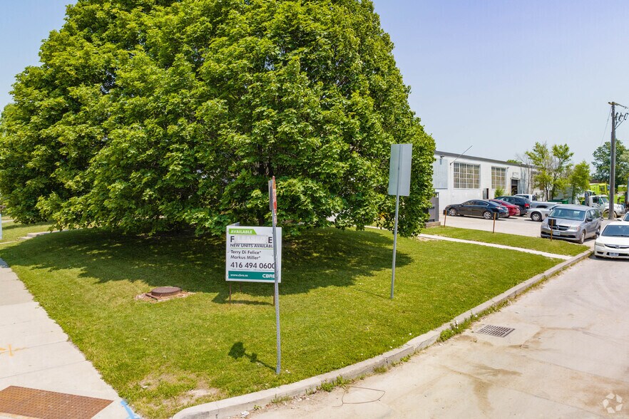 77 Rivalda Rd, Toronto, ON à louer - Photo de l’immeuble – Image 3 sur 6