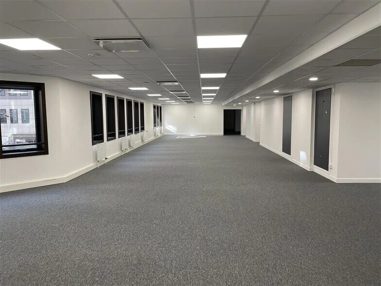 Bureau dans Nanterre à louer - Photo de l’immeuble – Image 3 sur 7