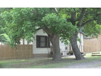 Plus de détails pour 411 & 413 Chikasaw St and 402 and 412 S State St, Tahlequah, OK - Logement à vendre