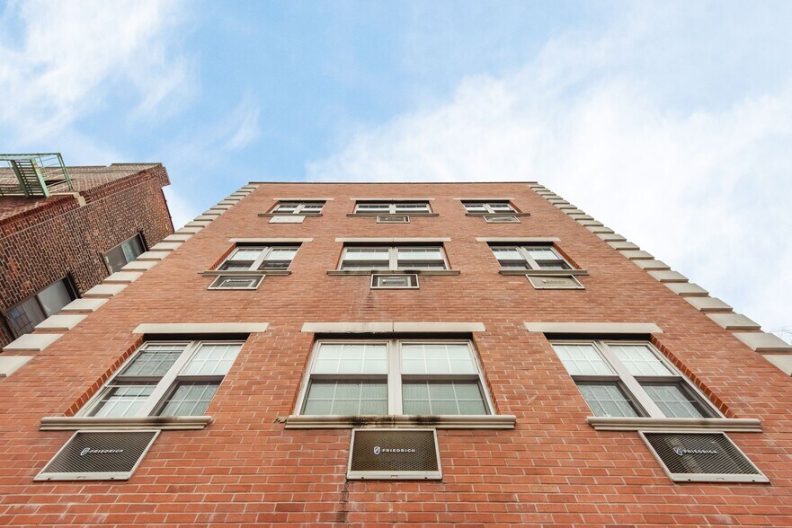 253 E 206th St, Bronx, NY à vendre - Photo de l’immeuble – Image 3 sur 30