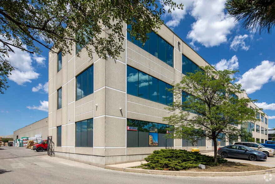 70 Disco Rd, Toronto, ON à louer - Photo de l’immeuble – Image 3 sur 8
