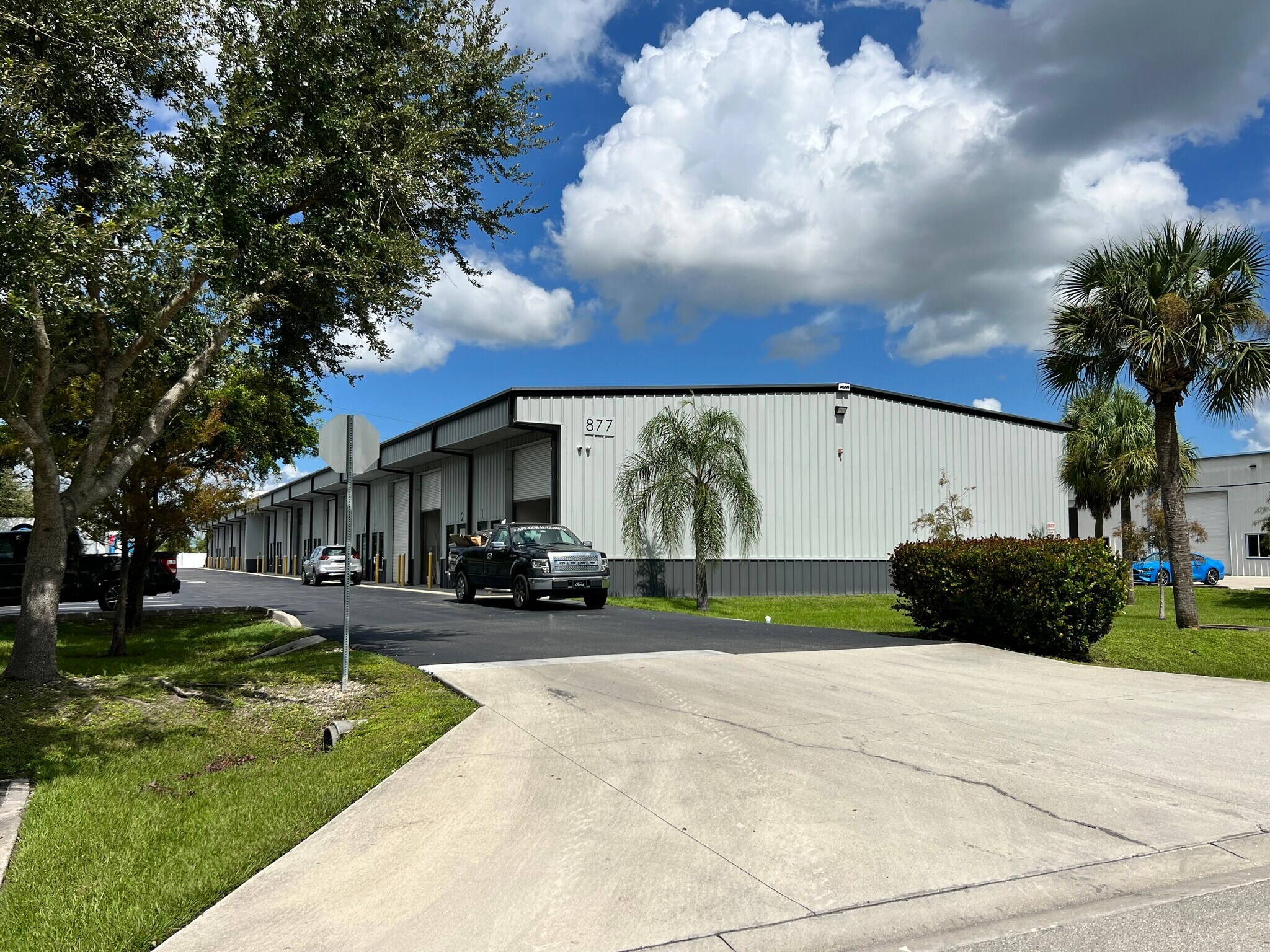 877 NE 27th Ln, Cape Coral, FL à louer Photo de l’immeuble– Image 1 sur 9