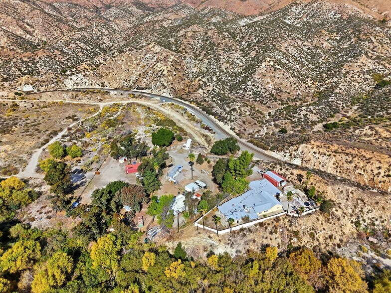 8235 Soledad Canyon Rd, Agua Dulce, CA à vendre - Photo principale – Image 1 sur 34