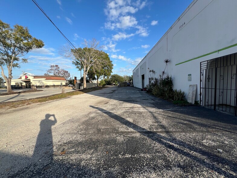 7704 W Hillsborough Ave, Tampa, FL à louer - Photo de l’immeuble – Image 2 sur 10