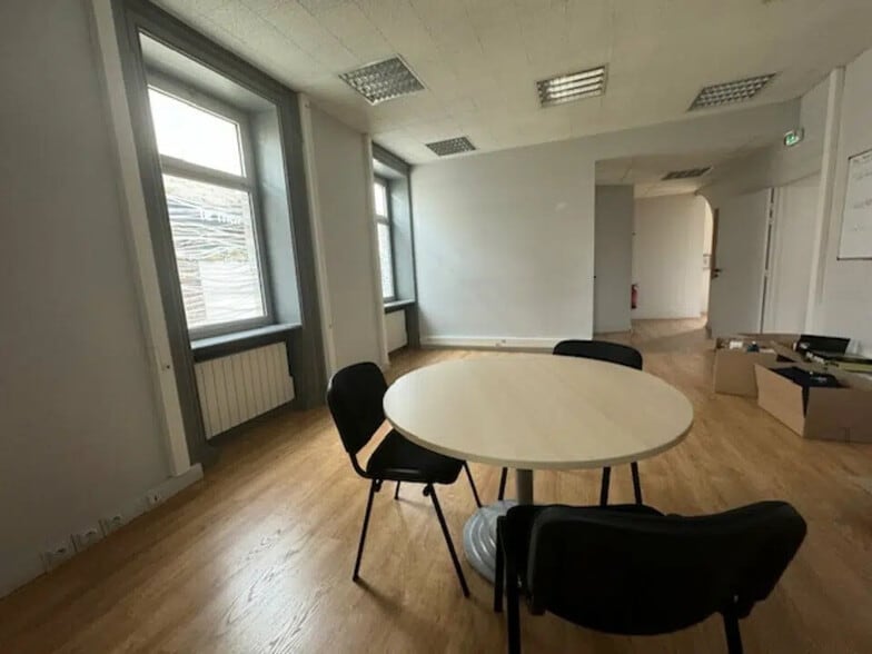 531 Rue Loyson De Chastelus, Villefranche-sur-Saône à louer - Photo de l’immeuble – Image 2 sur 5