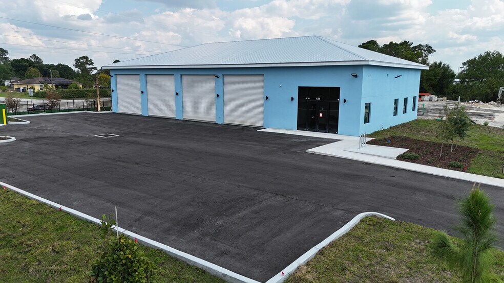 121 Gretchen Ave S, Lehigh Acres, FL à louer - Photo de l’immeuble – Image 2 sur 15