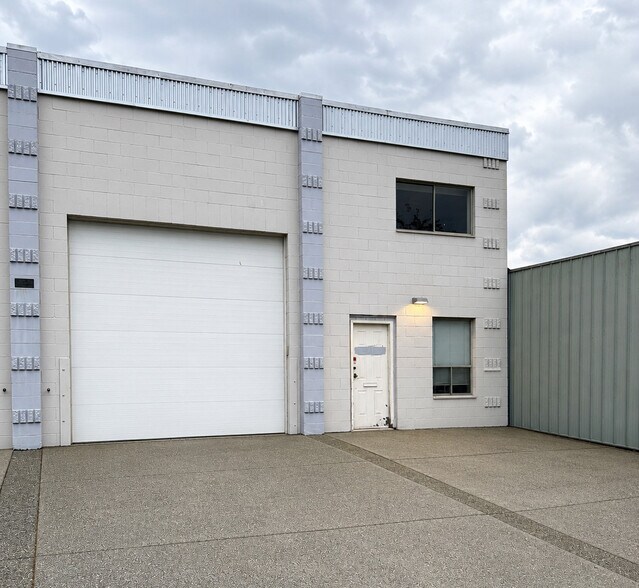 666 Sumas St, Victoria, BC à louer - Photo de l’immeuble – Image 1 sur 4