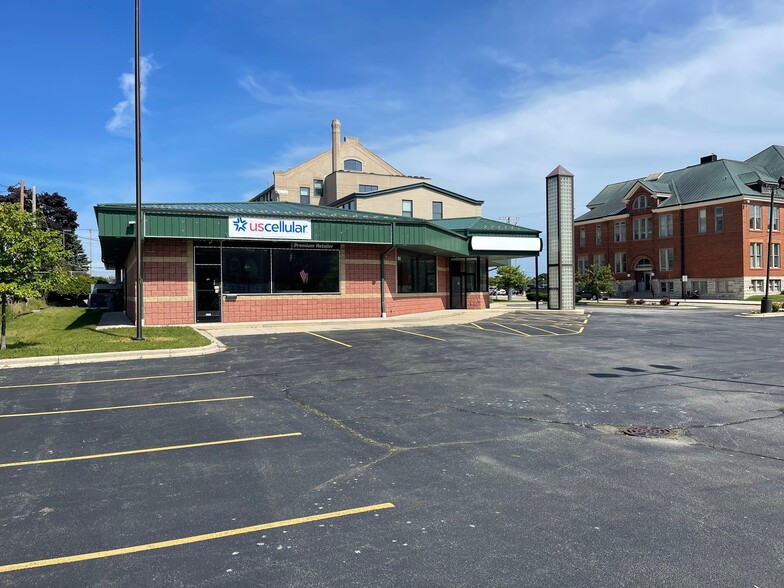 1803 Washington St, Two Rivers, WI à louer - Photo de l’immeuble – Image 3 sur 4