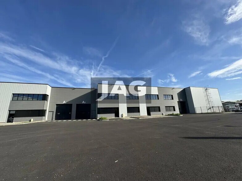 Local d'activités dans Pierre-Bénite à vendre - Photo de l’immeuble – Image 1 sur 14