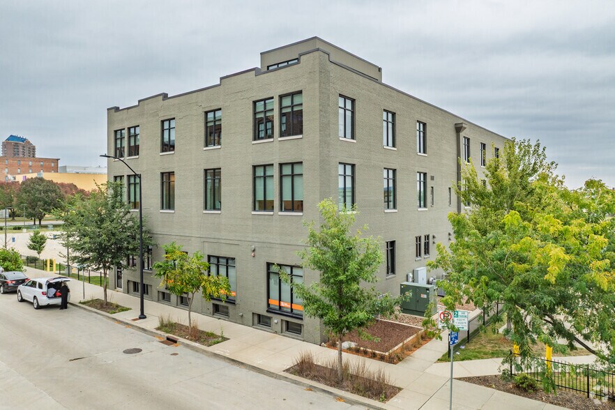 319 SW 5th St, Des Moines, IA à louer - Photo principale – Image 1 sur 30