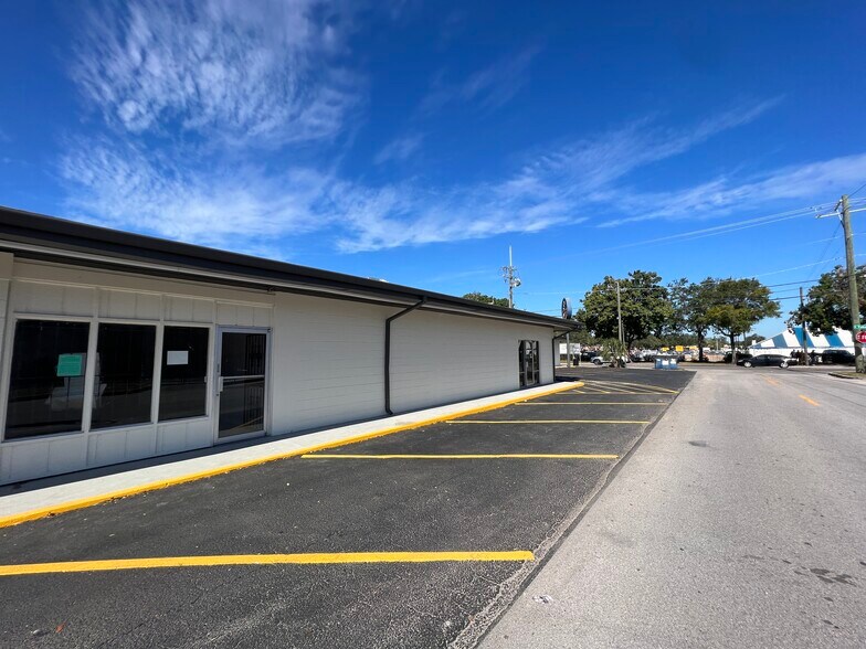 8610 N Suwanee Ave, Tampa, FL à louer - Photo de l’immeuble – Image 2 sur 19