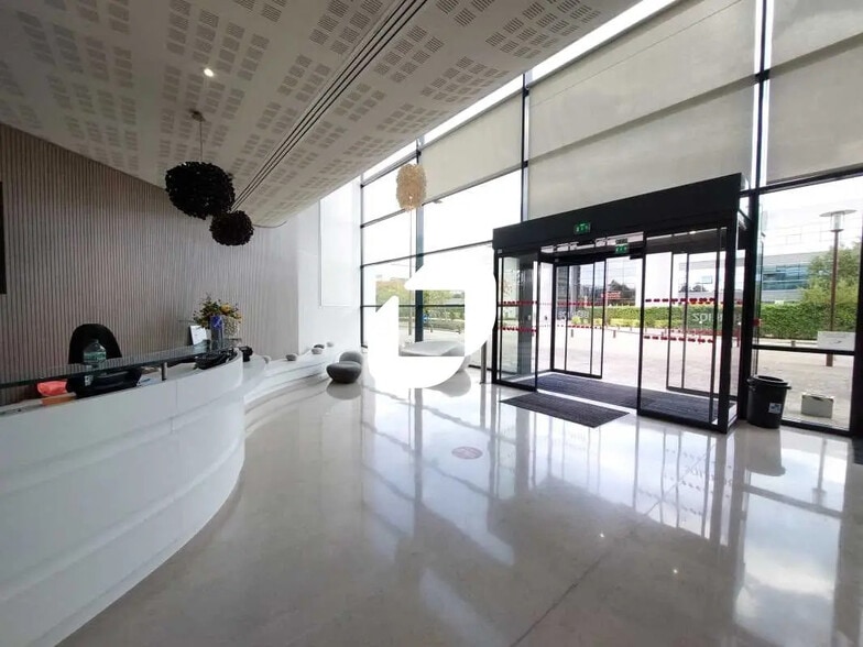 2-4 Rue De La Redoute, Guyancourt à louer - Photo de l’immeuble – Image 3 sur 15