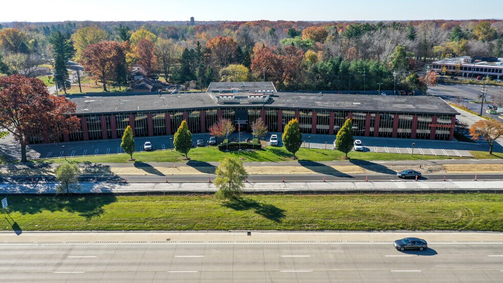 24445 Northwestern Hwy, Southfield, MI à louer - Photo de l’immeuble – Image 2 sur 8