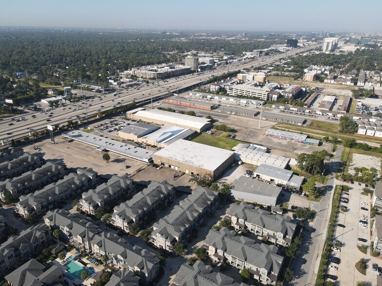 10910 Katy Fwy, Houston, TX à vendre - Photo de l’immeuble – Image 1 sur 4