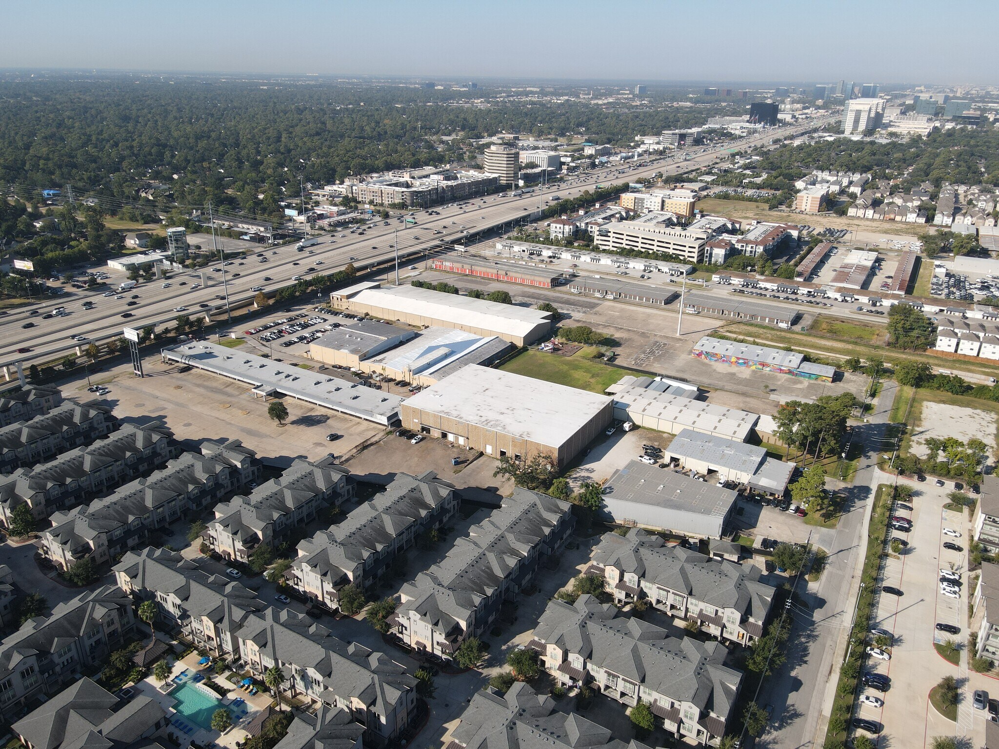 10910 Katy Fwy, Houston, TX à vendre Photo de l’immeuble– Image 1 sur 5