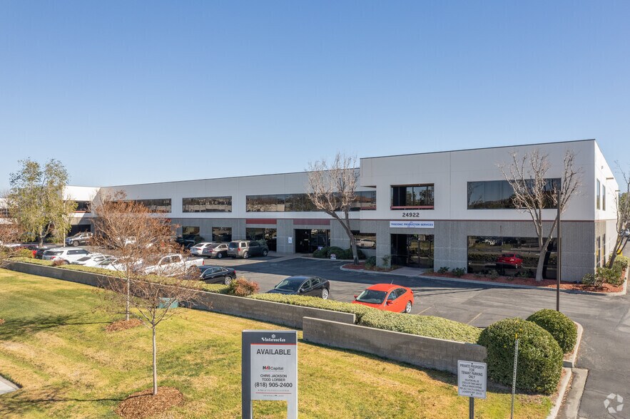 24922 Anza Dr, Valencia, CA à louer - Photo de l’immeuble – Image 1 sur 12
