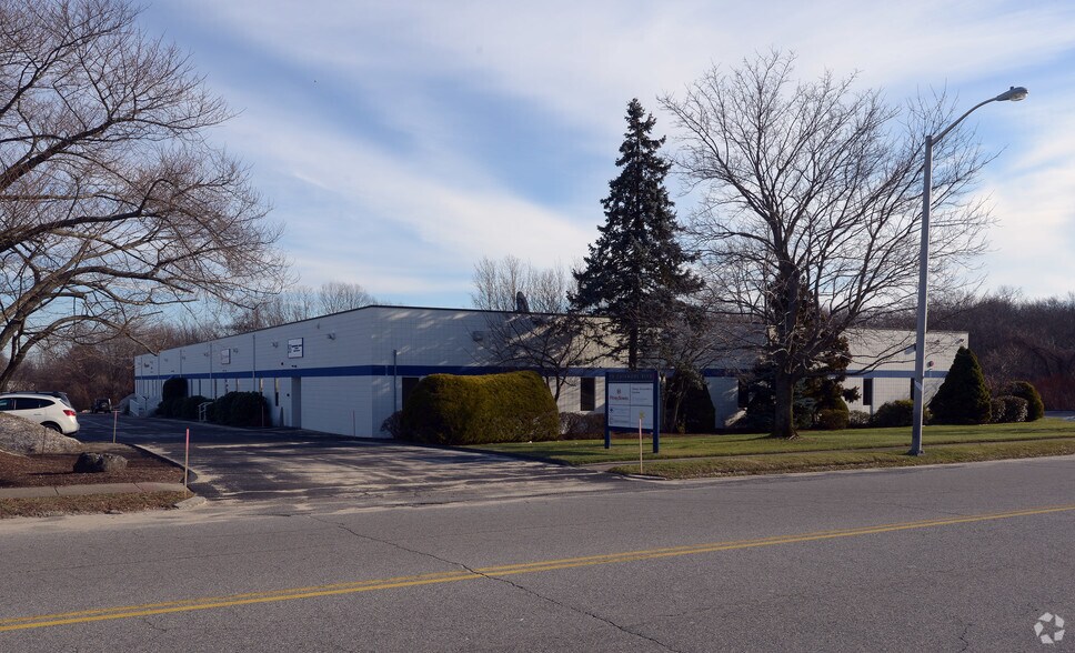 70 Catamore Blvd, East Providence, RI à louer - Photo de l’immeuble – Image 2 sur 6