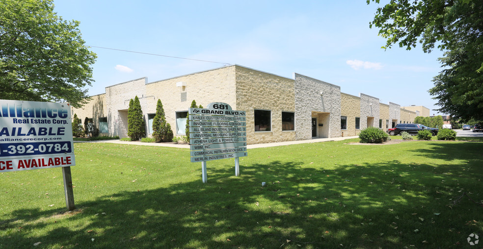 681 Grand Blvd, Deer Park, NY à louer - Photo principale – Image 1 sur 7