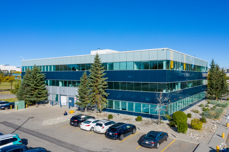 3553 31st St NW, Calgary, AB à louer - Photo de l’immeuble – Image 2 sur 5