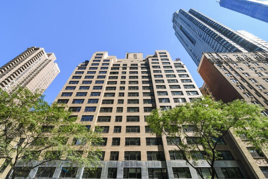 330 W 58th St, New York, NY à louer - Photo de l’immeuble – Image 3 sur 11